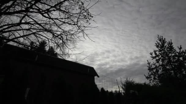 Timelapse en nubes oscuras con árboles y granero en una noche espeluznante
 - Metraje, vídeo