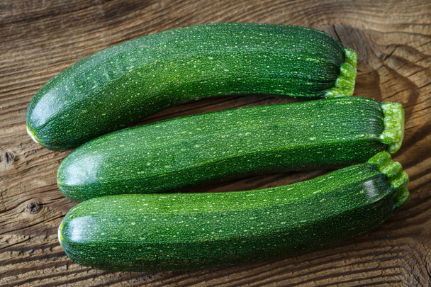 frische Zucchini auf rustikalem Holztisch - Foto, Bild