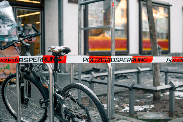 Cinta policial en Alemania en la escena del crimen con la inscripción en el cordón policial alemán. Escena del crimen
. - Foto, imagen