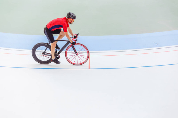 Racing cyclist on velodrome outdoor - Fotoğraf, Görsel