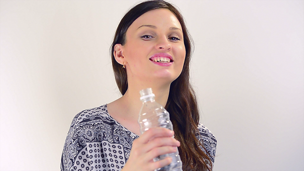 schönes Mädchen trinkt Wasser aus blauer Flasche - Filmmaterial, Video