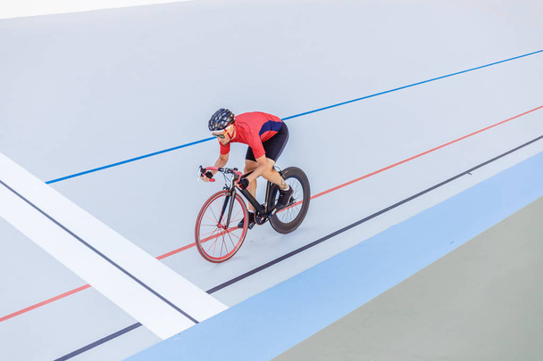 Cyclist finishes on velodrome - 写真・画像