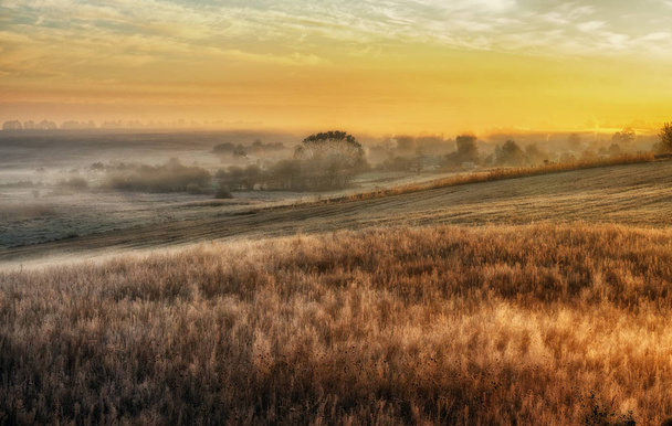 Herbstmorgen. neblige Morgendämmerung in einem malerischen Feld - Foto, Bild