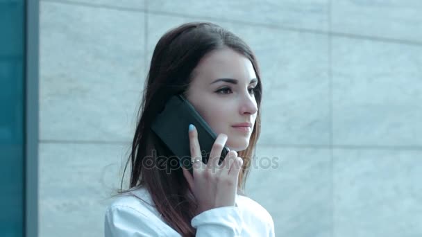 young business woman talking on the phone on the street - Materiaali, video
