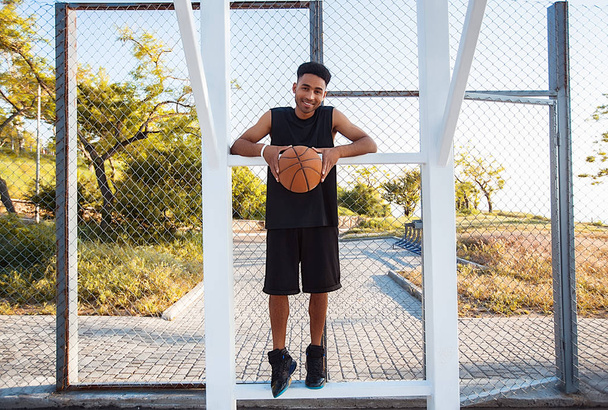 adam topu basketbol sahası ile - Fotoğraf, Görsel
