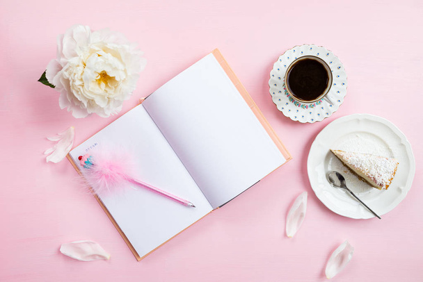 Aamiainen Notebook, kahvi ja hyvä mieliala
 - Valokuva, kuva