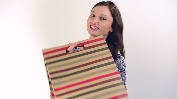 boldog lány bevásárló táskák - Felvétel, videó
