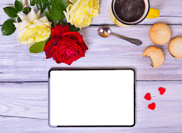 Планшет з білим екраном, чашка чорної кави і букет троянд
 - Фото, зображення