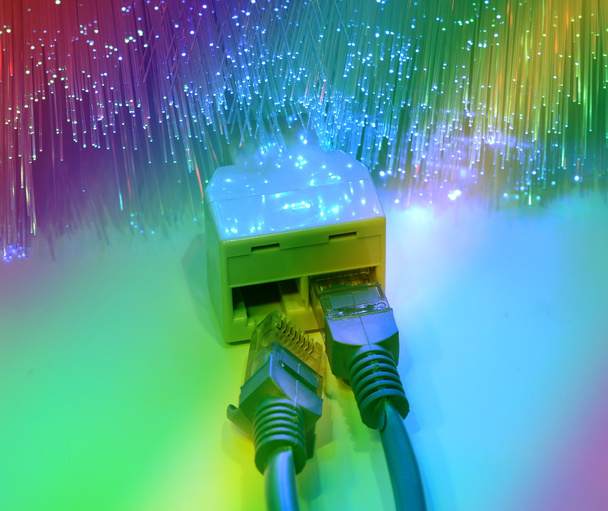 netwerk kabels en hub close-up met vezel optische achtergrond - Foto, afbeelding