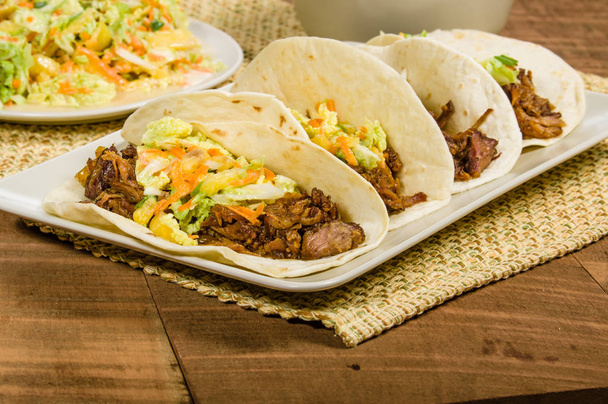 Domuz tacos plaka hizmet veren bir beyaz - Fotoğraf, Görsel