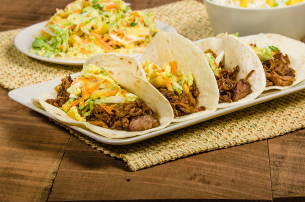 Tacos wieprzowina na biały talerz - Zdjęcie, obraz