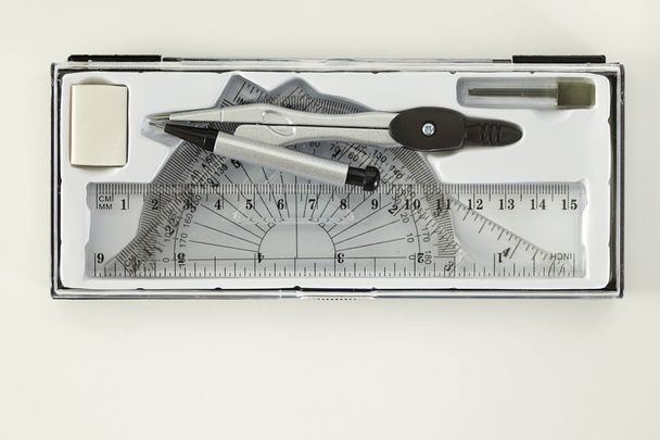 Joukko matematiikan koulun työkaluja neliön paperi
 - Valokuva, kuva