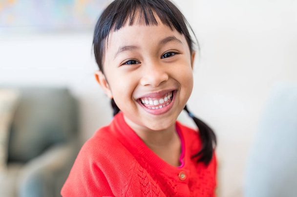 щаслива молода азіатська дівчина
 - Фото, зображення