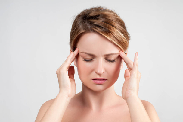 Woman having headache migraine - Foto, immagini