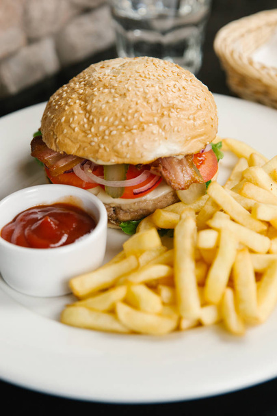 Hamburger z sałatą, pomidorami i serem - Zdjęcie, obraz