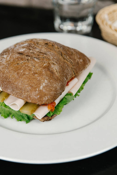Ciabatta brood met ham, kaas en sla - Foto, afbeelding
