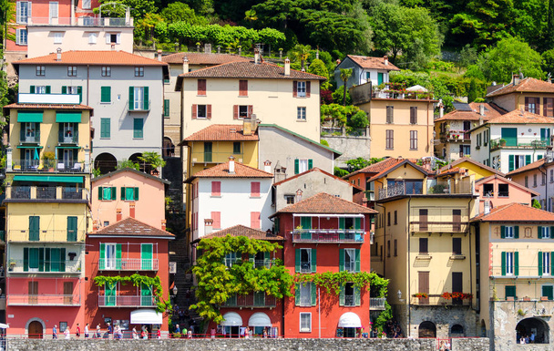 kolorowe domy w mieście Varenna, na jezioro como, Włochy - Zdjęcie, obraz