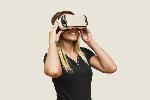 Jeune femme regardant via un appareil de réalité virtuelle
 - Photo, image