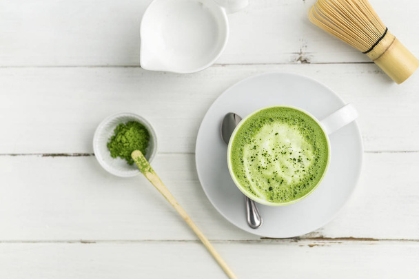 grüner Tee Matcha Latte Cup auf weißem Hintergrund von oben flach v - Foto, Bild