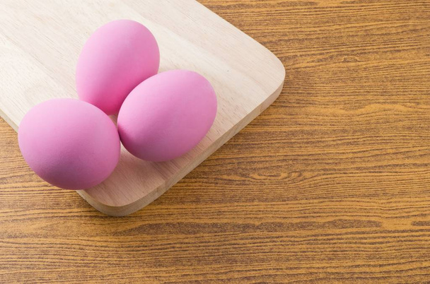rosa Jahrhundert-Ei auf einem Holzbrett - Foto, Bild