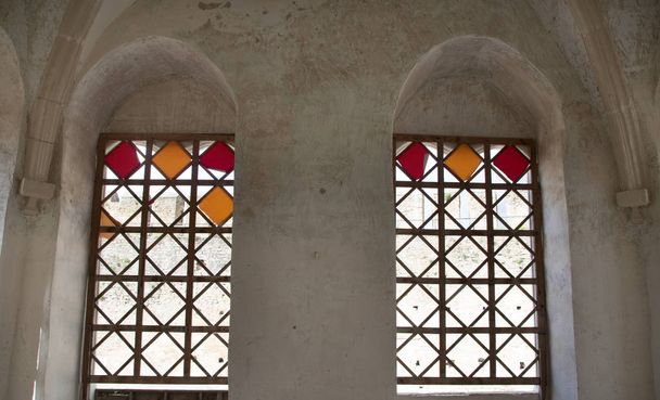 dvě vintage barevného skla v barvách hrad, žlutá a červená - Fotografie, Obrázek