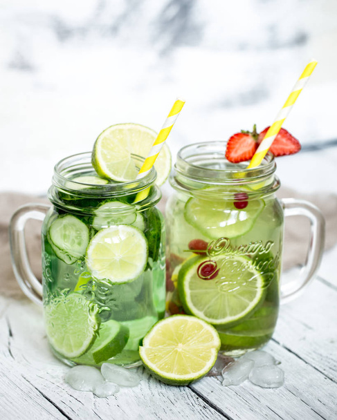 Zomer drank met komkommer en limoen - Foto, afbeelding