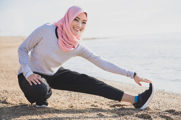 beautiful sporty woman wearing hijab  - Foto, Imagen