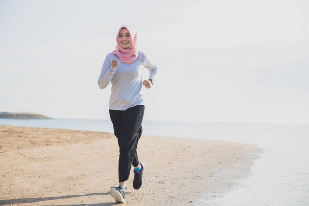 beautiful sporty woman wearing hijab  - Фото, зображення