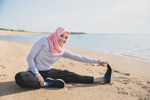 beautiful sporty woman wearing hijab  - Foto, Imagen