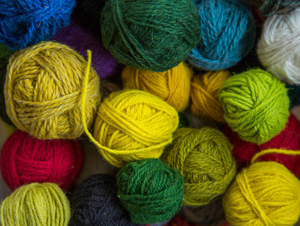Um belo lote de bolas de fios coloridos
 - Foto, Imagem