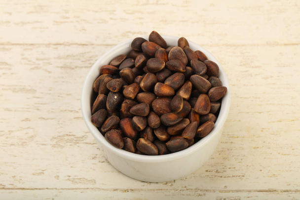 Cedar nuts in the bowl - Foto, afbeelding