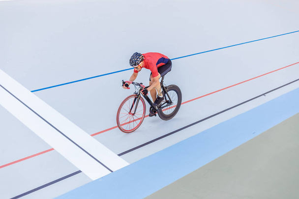 Cyclist finishes on velodrome - Zdjęcie, obraz
