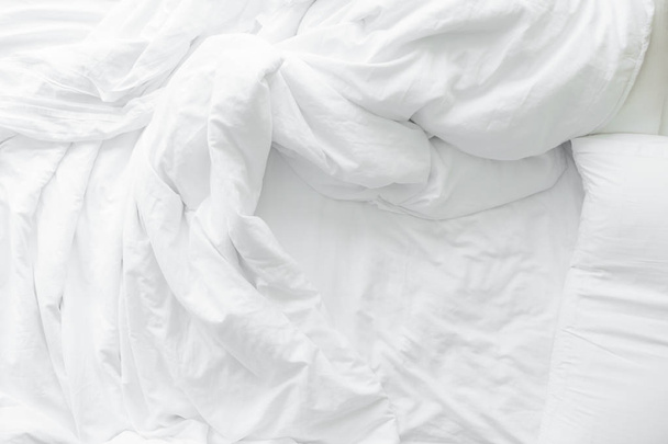 Постільні приналежності та подушки розбиті після ночі сон, комфорт та постіль в готельному номері, концептуальні подорожі та відпустка
 - Фото, зображення