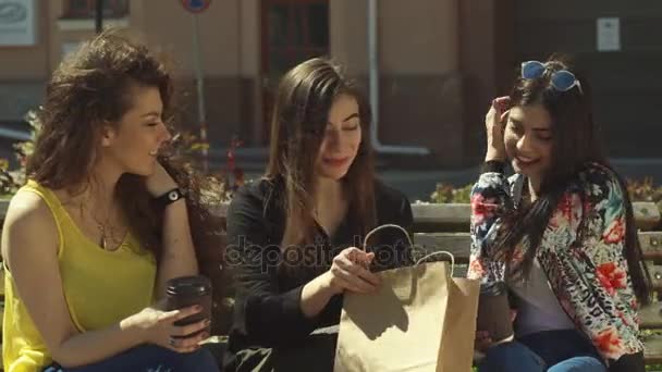 Dívka se chlubí nakupovat pro své přátele - Záběry, video