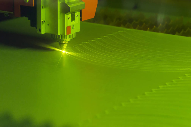 A máquina de corte a laser de fibra
   - Foto, Imagem