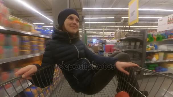 Trolley roll on supermarket - Materiał filmowy, wideo