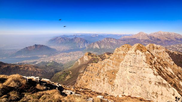 Итальянские Альпы окружают озеро Комо
 - Фото, изображение
