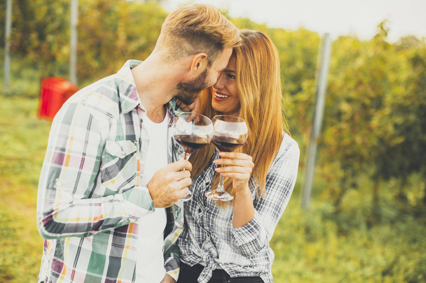pareja joven en un viñedo - Foto, Imagen