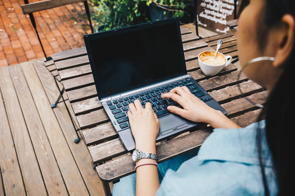 Frauen benutzen Laptop im Café mit Kaffeetasse - Foto, Bild