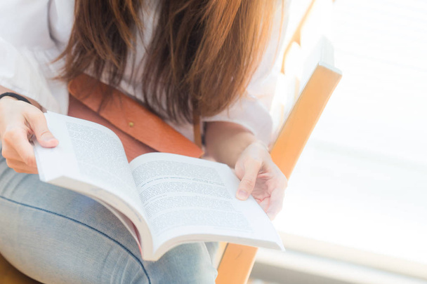 Studentka ženy čtení knihy - Fotografie, Obrázek