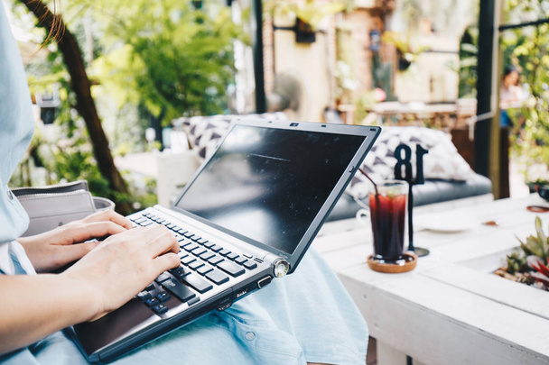 Красиві красуні використовувати ноутбук для спілкування в кафе vintafe, азіатські жінки з ноутбуком - Фото, зображення