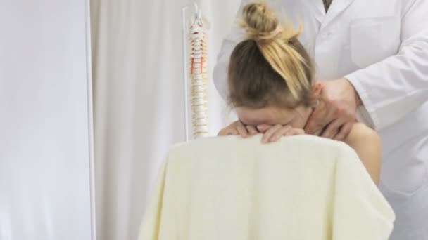 Medische massage van de bovenste ruggengraat in de stoel - Video