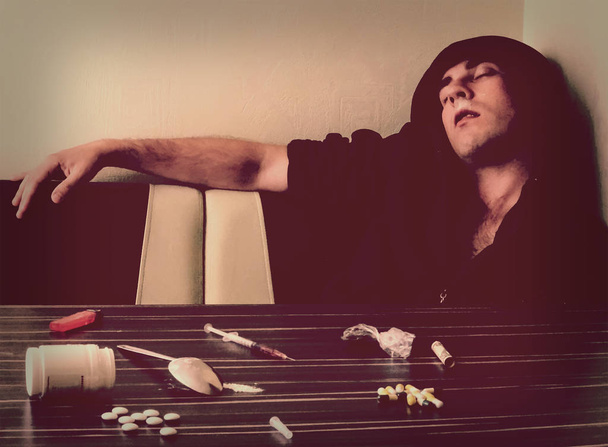 молодий камінь чоловік з наркотиками на столі
 - Фото, зображення