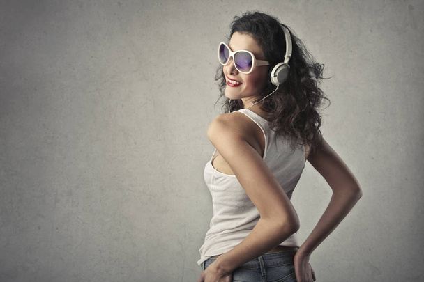 Woman listening to music with headphones - Φωτογραφία, εικόνα