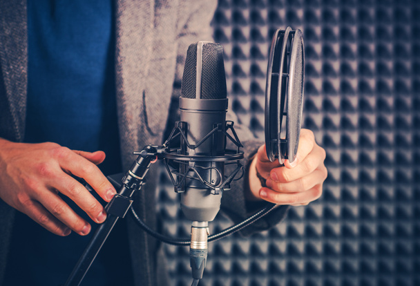 Голосовой талант в студии
 - Фото, изображение