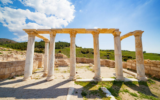 Hierapolis ancient city adjacent to modern Pamukkale in Turkey - Foto, Imagem