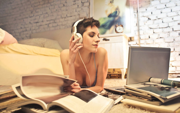 Young woman listening to music in her room - Φωτογραφία, εικόνα