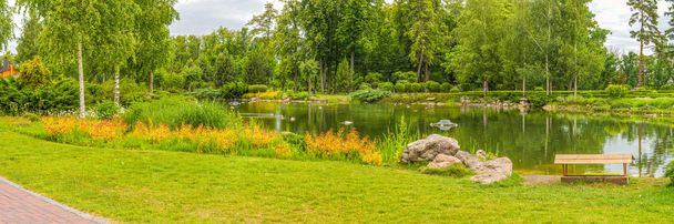 Panoraama kaunis järvi puistossa Mezhyhirya lähellä Kiova
. - Valokuva, kuva