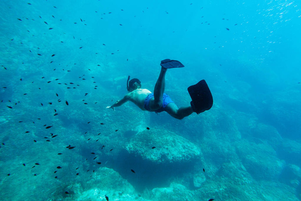 hombre nadar bajo el agua en snorkel - Foto, Imagen
