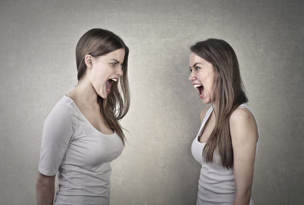 2 women yelling at each other - Fotoğraf, Görsel